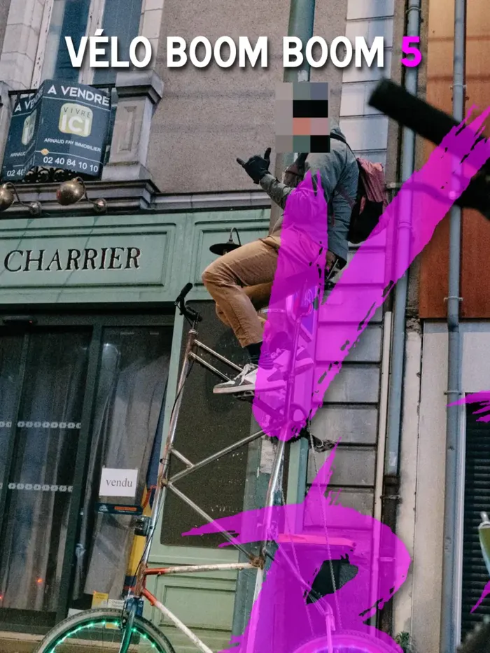 Photographie de la Véloboomboom avec une personne arrêtée contre une façade, assise sur un tall bike, un vélo d'environ 3m de haut. Le titre est VéloBoomBoom 5.