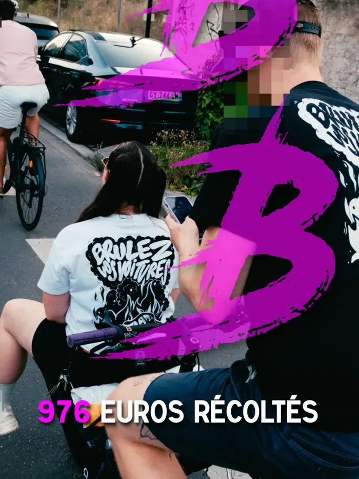 Photographie de la Véloboomboom avec 2 personnes sur un vélo cargo, avec des tee-shirts Brûlez vos voitures. Le titre est 976 euros récoltés.