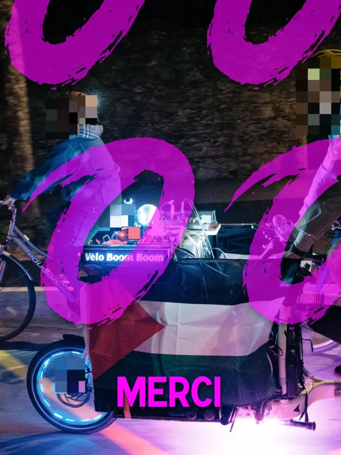 Photographie de la Véloboomboom avec un vélo cargo transportant des enceintes, un panneau lumineux VéloBoomBoom, 2 petites boules à facettes et un drapeau palestinien. Le titre est Merci.