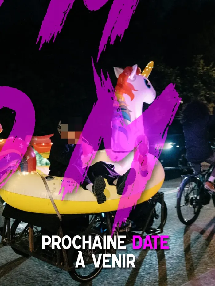 Photographie de la Véloboomboom avec une personne avec un micro, assise dans une bouée licorne elle-même posée sur une grande remorque à vélo. Le titre est Prochaine date à venir.